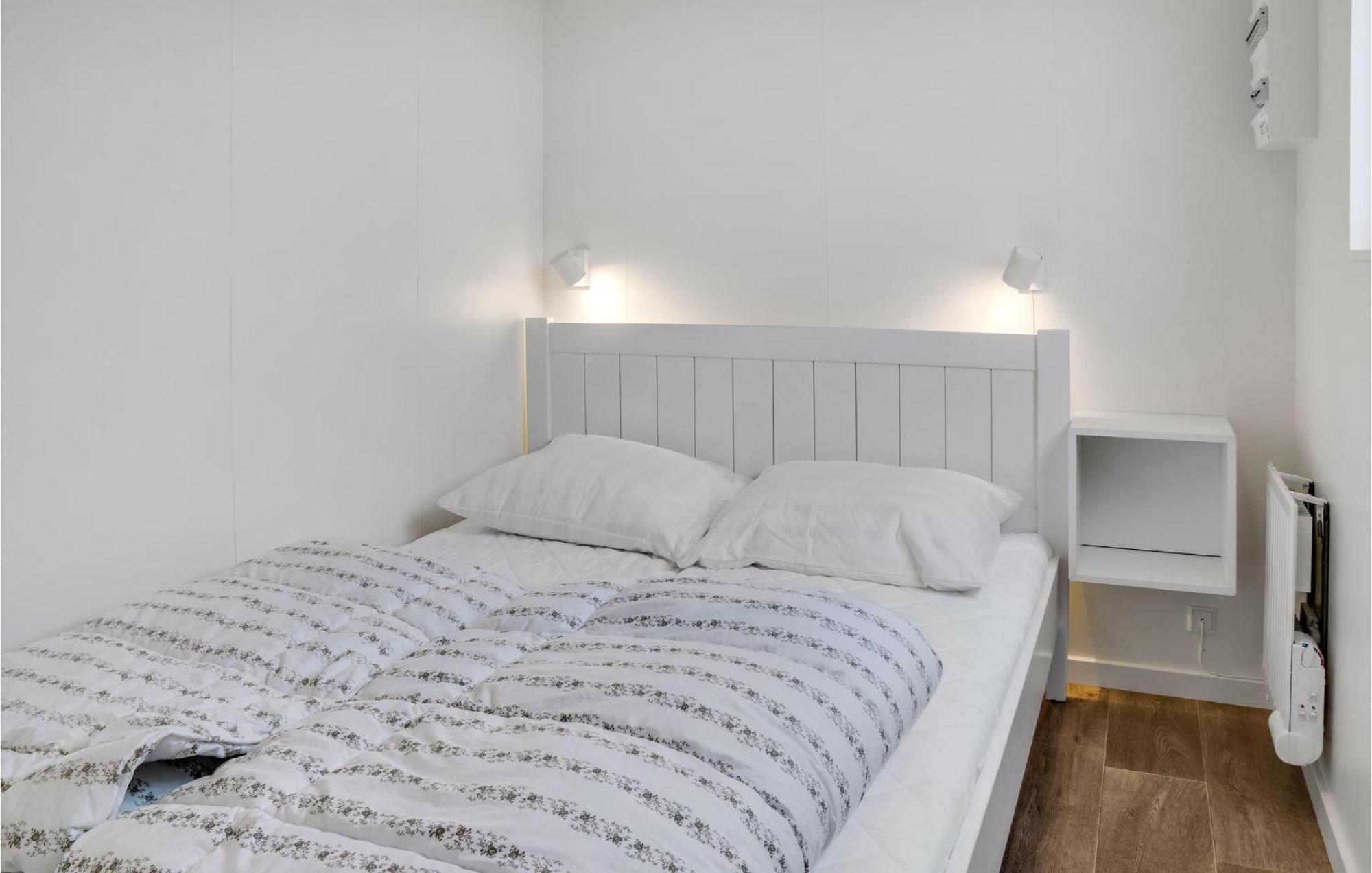 2 Bedroom Nice Apartment In Vaeggerlose Bøtø By Eksteriør billede
