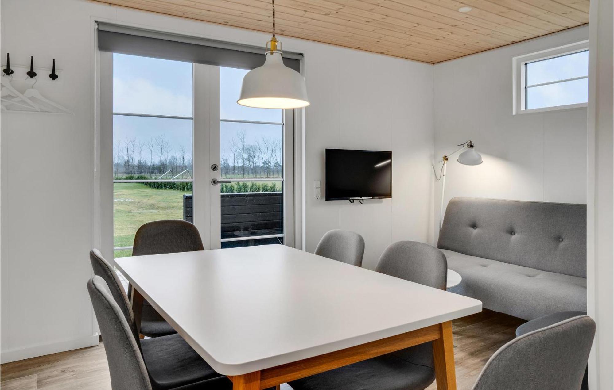 2 Bedroom Nice Apartment In Vaeggerlose Bøtø By Eksteriør billede
